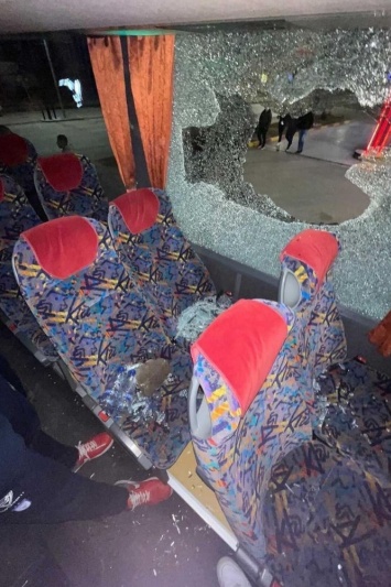 Traumatično iskustvo za Nazora i Palokaja: Palicama i ciglama napadnut autobus Prištine