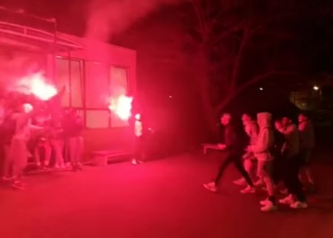 VIDEO: Navijači Dubrave bakljama dočekali igrače nakon pobjede u Osijeku