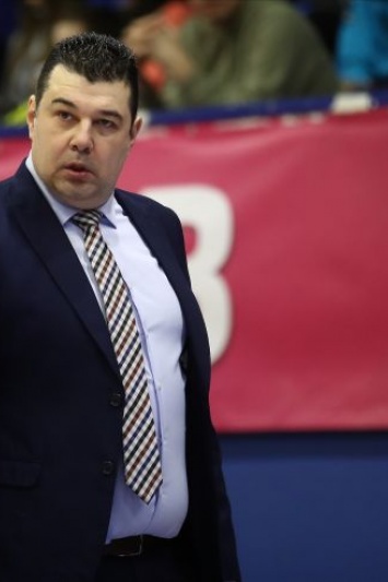 VIDEO: Cirkus u Sjevernoj Makedoniji, trener MZT-a ušao u parket i grubo 'faulirao' protivničkog igrača