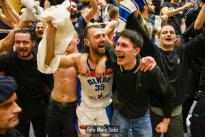 VIDEO, FOTO: Pogledajte euforiju nakon plasmana Alkara u finale: Tribine se tresu, pada ograda, bilo je opasno...