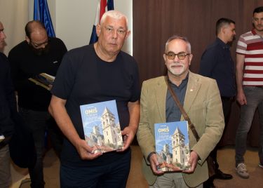 FOTO: Promovirana monografija "Omiš tvrđava košarke" - 300 stranica bogate povijesti košarke u gradu na ušću Cetine