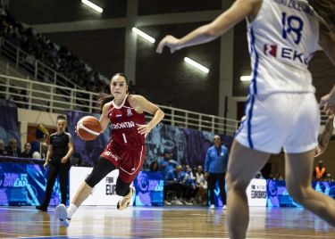 Velika pobjeda i veliki skandal u Grčkoj: Sjajna Nika Mühl se ozlijedila, a dok se previjala od bolova Grkinje su zabile tricu. Pogledajte