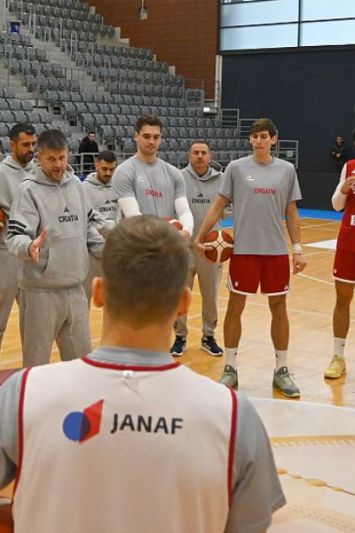 Mijatović izabrao 12 igrača za Cipar