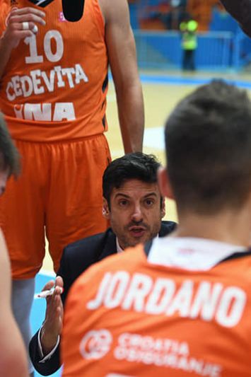 U trenerskim preslagivanjima Ivan Kapov je dobio novi posao, a u debiju ga čeka derbi