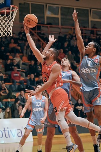 Šibenka na Baldekinu nadigrala Cedevitu Junior i izjednačila skor sa Zagrepčanima