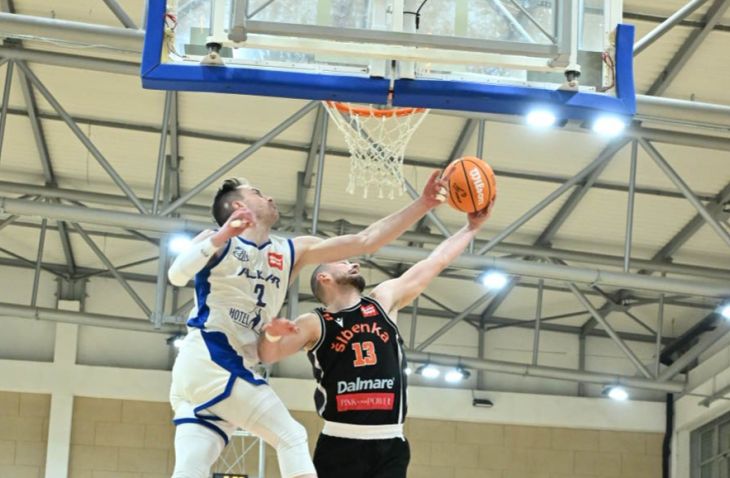 Ludnica u Sinju, Alkar u prvoj utakmici nakon odlaska Milačića slavio protiv Šibenke