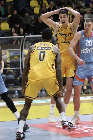 VIDEO Što je ovo bilo? Myersovi suigrači su se hvatali za glave!