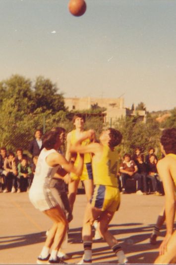 Jugoplastika na otvaranju košarkaškog igrališta u Tribunju, rupičasti dresovi, Top Tenke iz Zadra...
