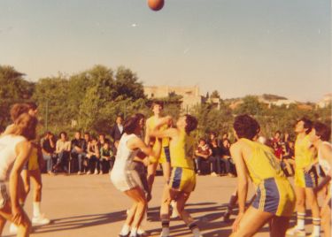 Jugoplastika na otvaranju košarkaškog igrališta u Tribunju, rupičasti dresovi, Top Tenke iz Zadra...