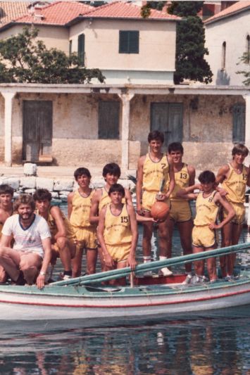 Dnevna soba Rokice Ferara, listanje časopisa Super Basket i gledanje snimki NBA utakmica na talijanskom TV kanalu Canale 5