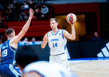 Slovan šokirao Cibonu u Zagrebu, Mazalin briljirao, utakmicu obilježila teža ozljeda suca i isključenje Battlea
